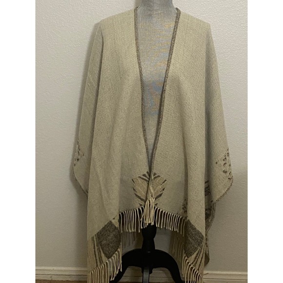 Adrienne Vittadini Reversible Herringbone fringe Shawl/Poncho One size - Picture 6 of 11